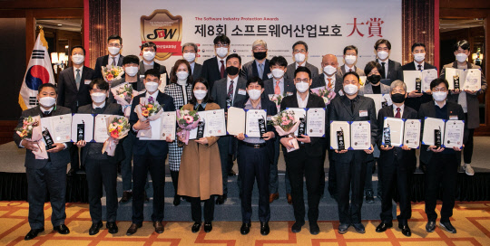"SW보호가 곧 디지털혁신 경쟁력"  행정안전부·과학기술정보통신부·문화체육관광부가 주최하고 한국저작권보호원·한국소프트웨어저작권협회 주관, 디지털타임스가 후원하는 제8회 소프트웨어산업보호대상 시상식이 25일 강남구 테헤란로 그랜드 인터컨티넨탈 서울 파르나스 호텔에서 열렸다. 이날 시상식에 참석한 박주환(맨 뒷줄 왼쪽 네번째부터) 한국저작권보호원장, 김재현 문화체육관광부 저작권국장, 박학용 디지털타임스 대표이사, 유병한 한국소프트웨어저작권협회장 등 내빈 및 수상자들이 기념촬영을 하고 있다.    박동욱기자 fufus@